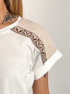 T-shirt con ricamo chic – maglia donna con dettaglio ricamato, stile elegante casual. vista dettaglio

