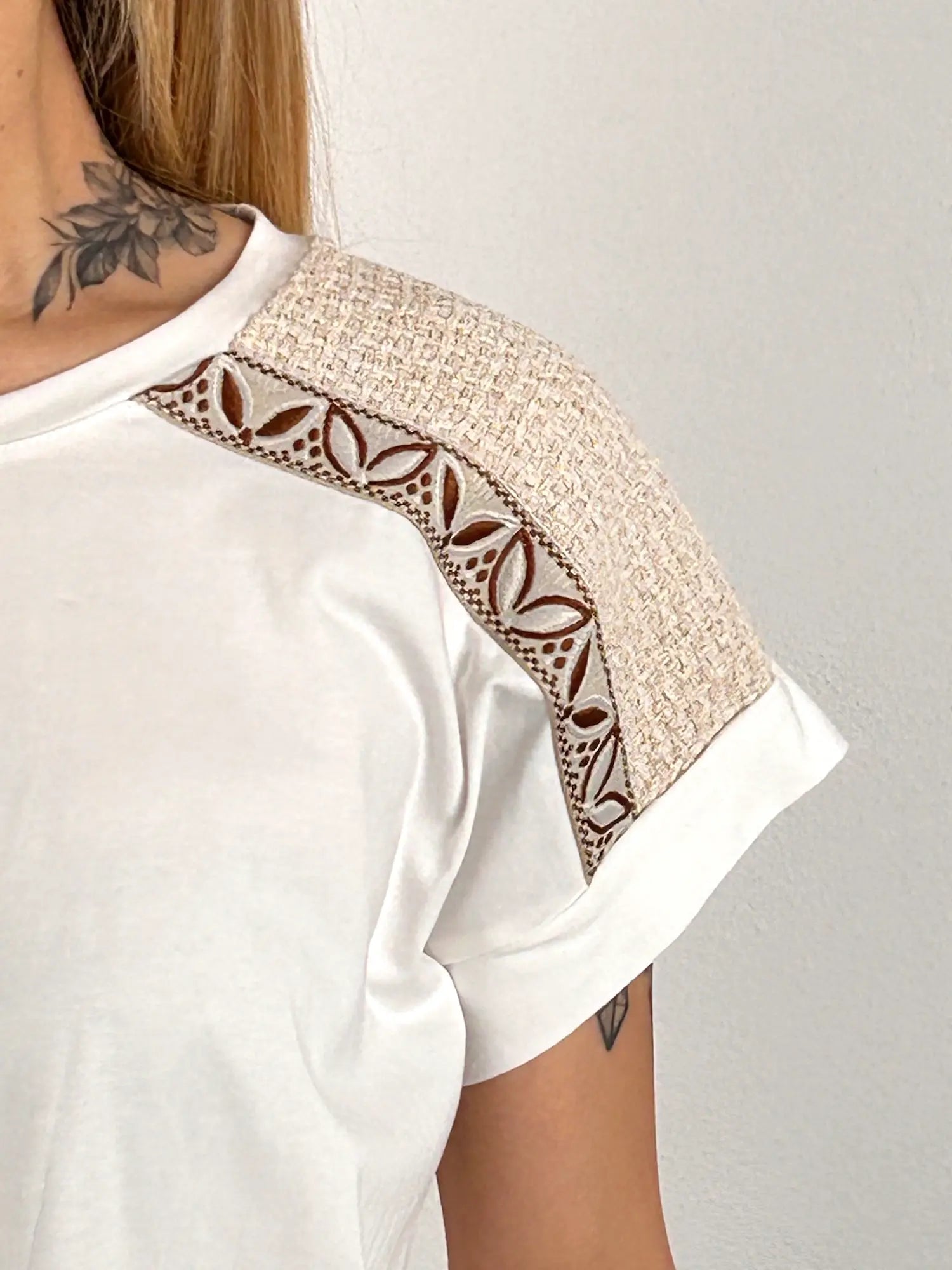 T-shirt con ricamo chic – maglia donna con dettaglio ricamato, stile elegante casual. vista dettaglio

