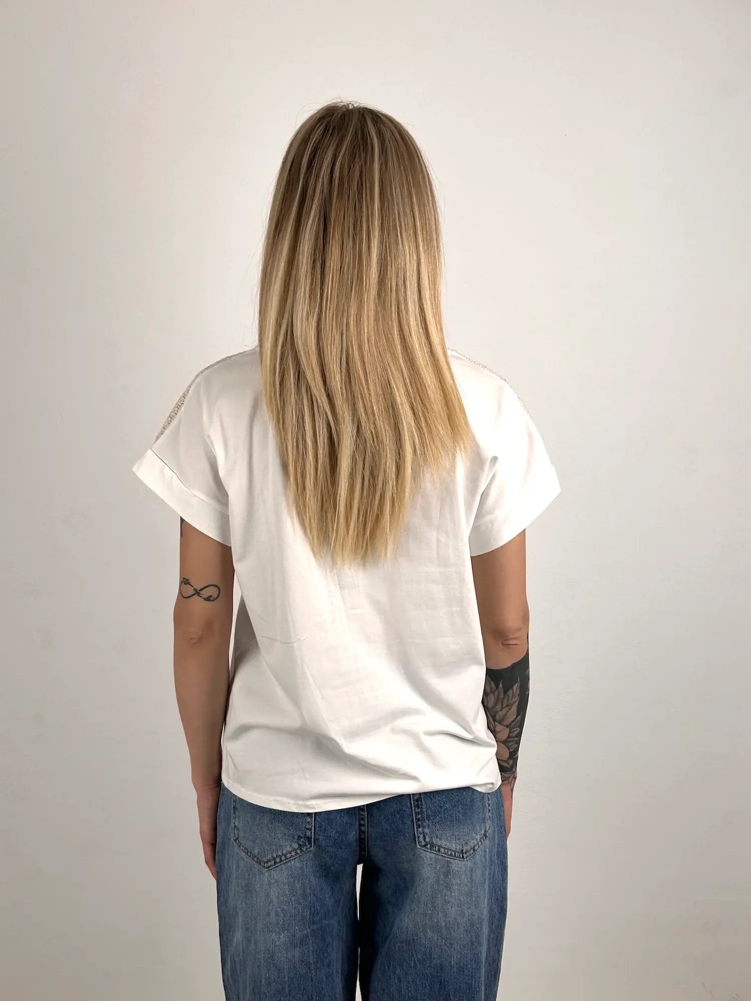 T-shirt con ricamo chic – maglia donna con dettaglio ricamato, stile elegante casual. vista retro

