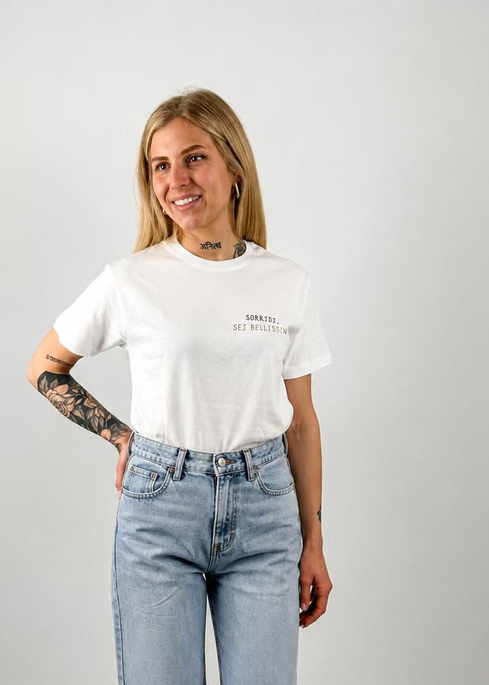 t-shirt hangard lab " sorridi sei bellissima" portata dentro