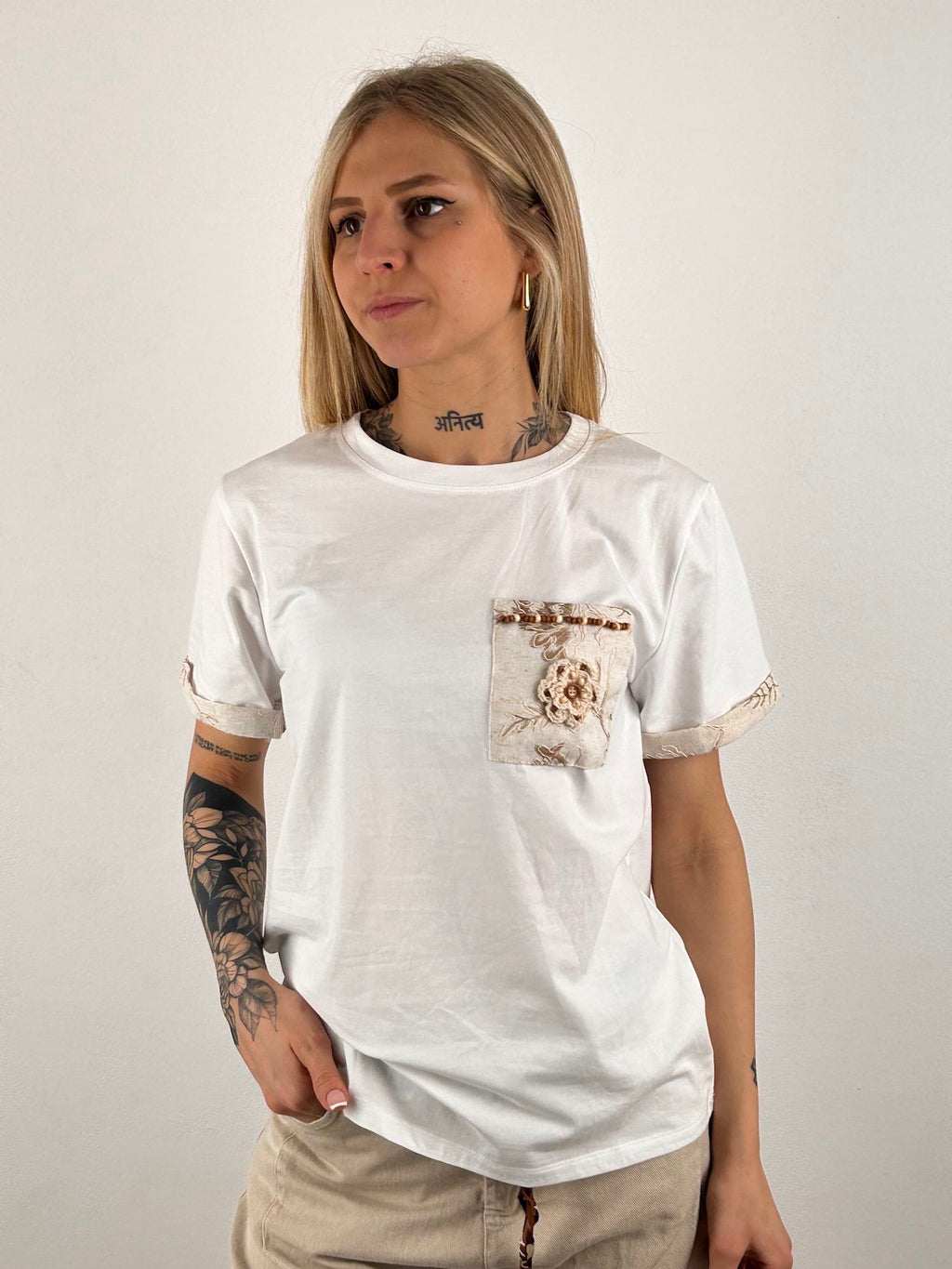 t-shirt taschino ricamo vista frntale