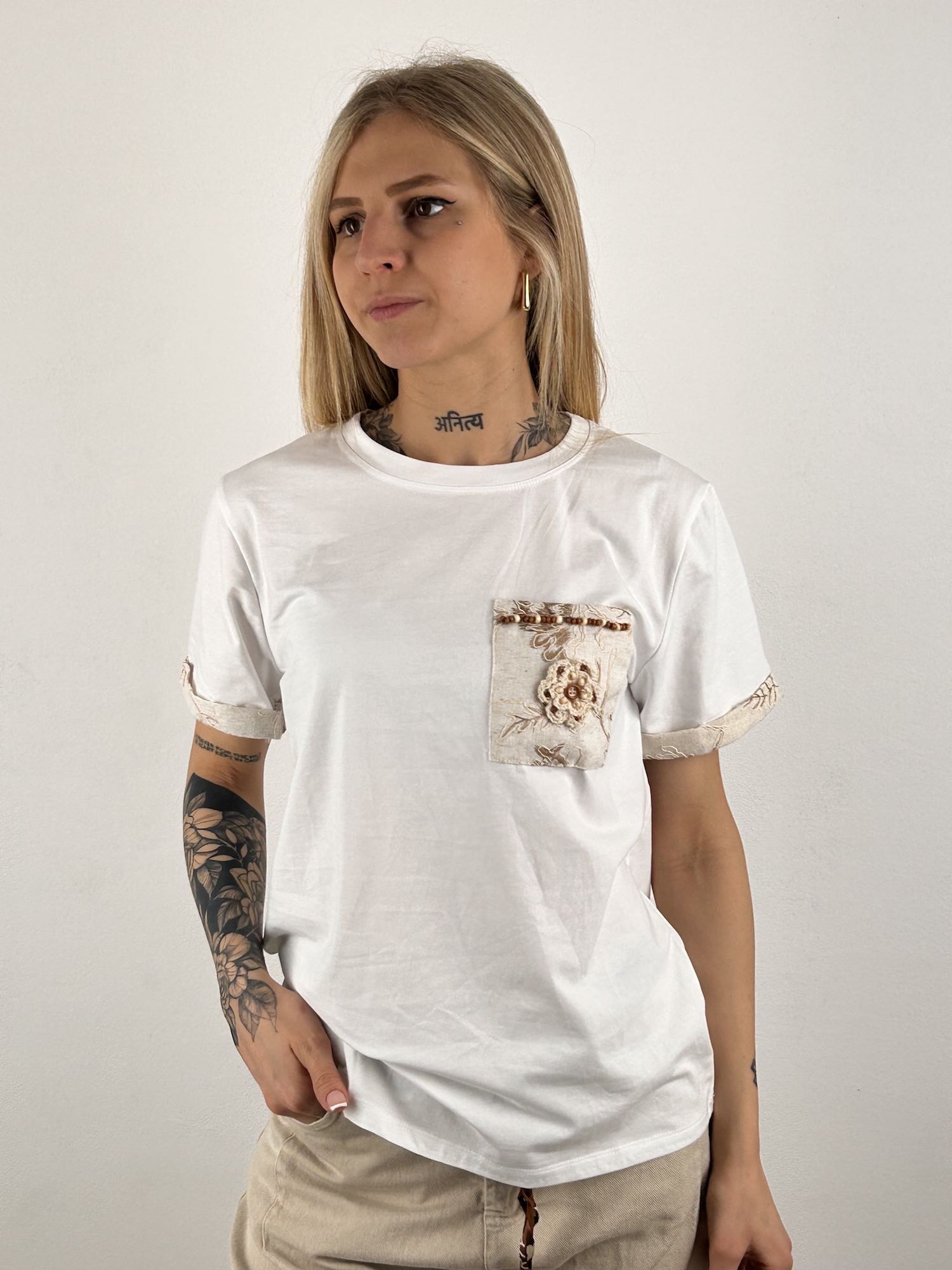 t-shirt taschino ricamo vista frntale