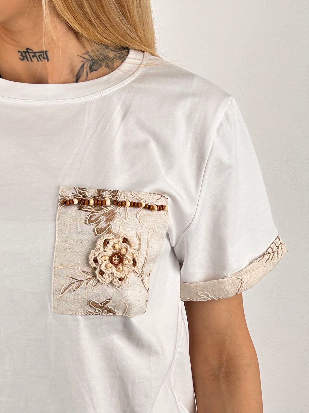 t-shirt taschino ricamo vista dettaglio