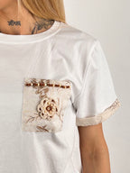 t-shirt taschino ricamo vista dettaglio