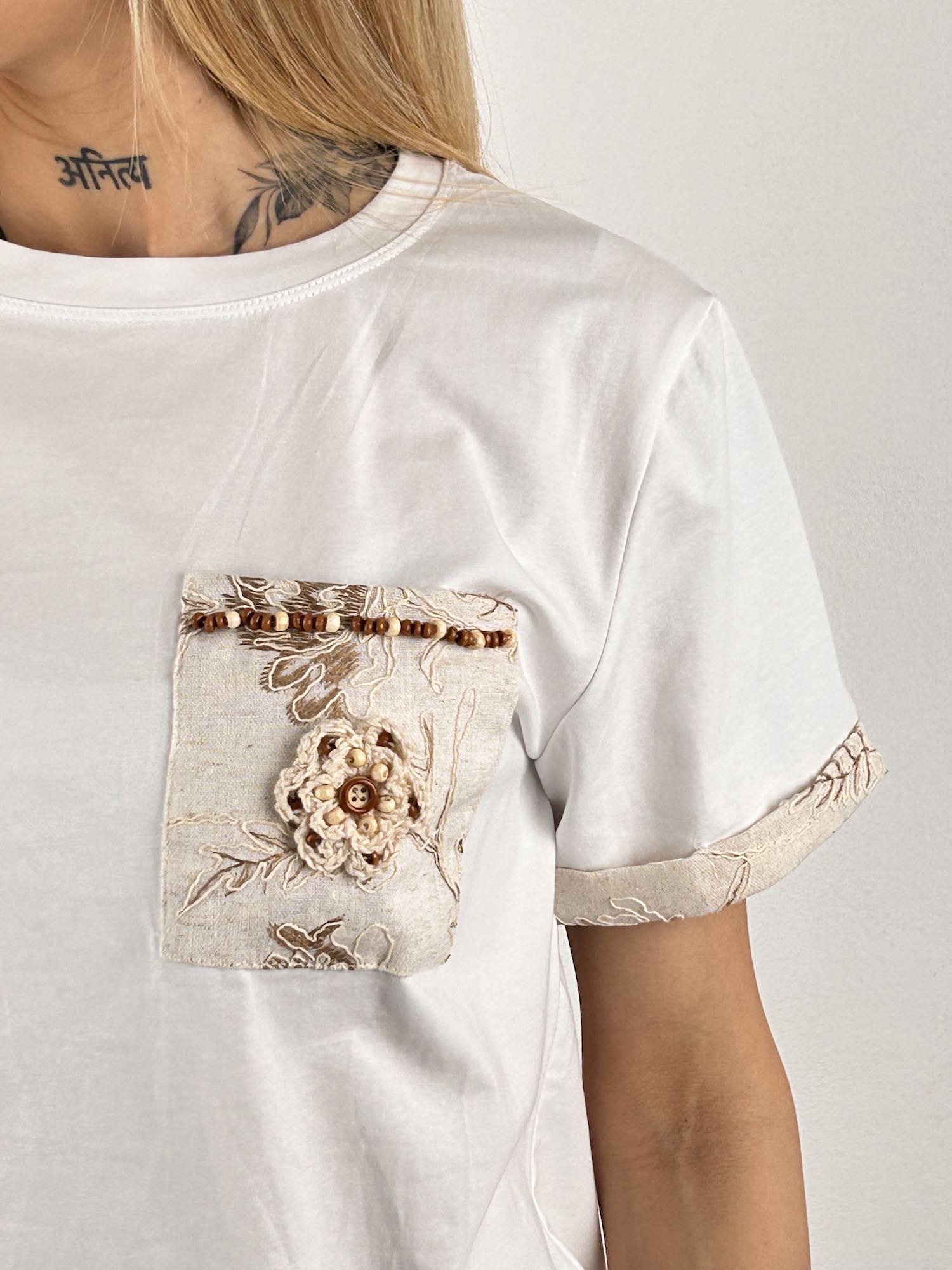 t-shirt taschino ricamo vista dettaglio
