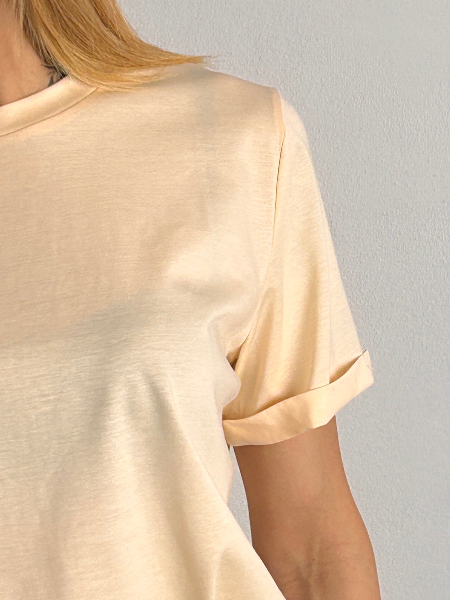 T-shirt essential chic – t-shirt donna basic con tocco elegante, stile minimal everyday.dettaglio