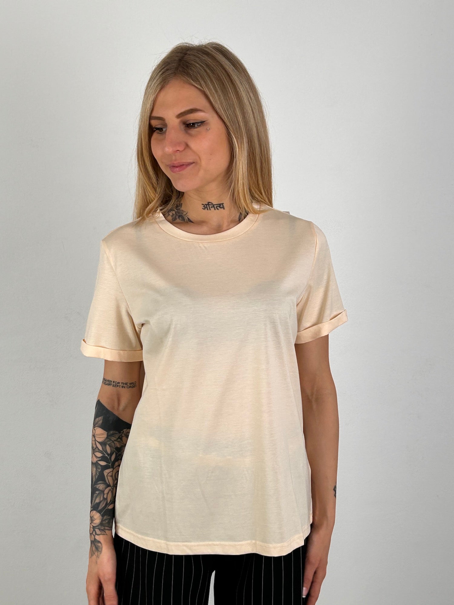 T-shirt essential chic – t-shirt donna basic con tocco elegante, stile minimal everyday.vista frontale
