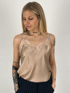  top donna in raso con dettaglio pizzo, stile elegante romantico.vista frontale