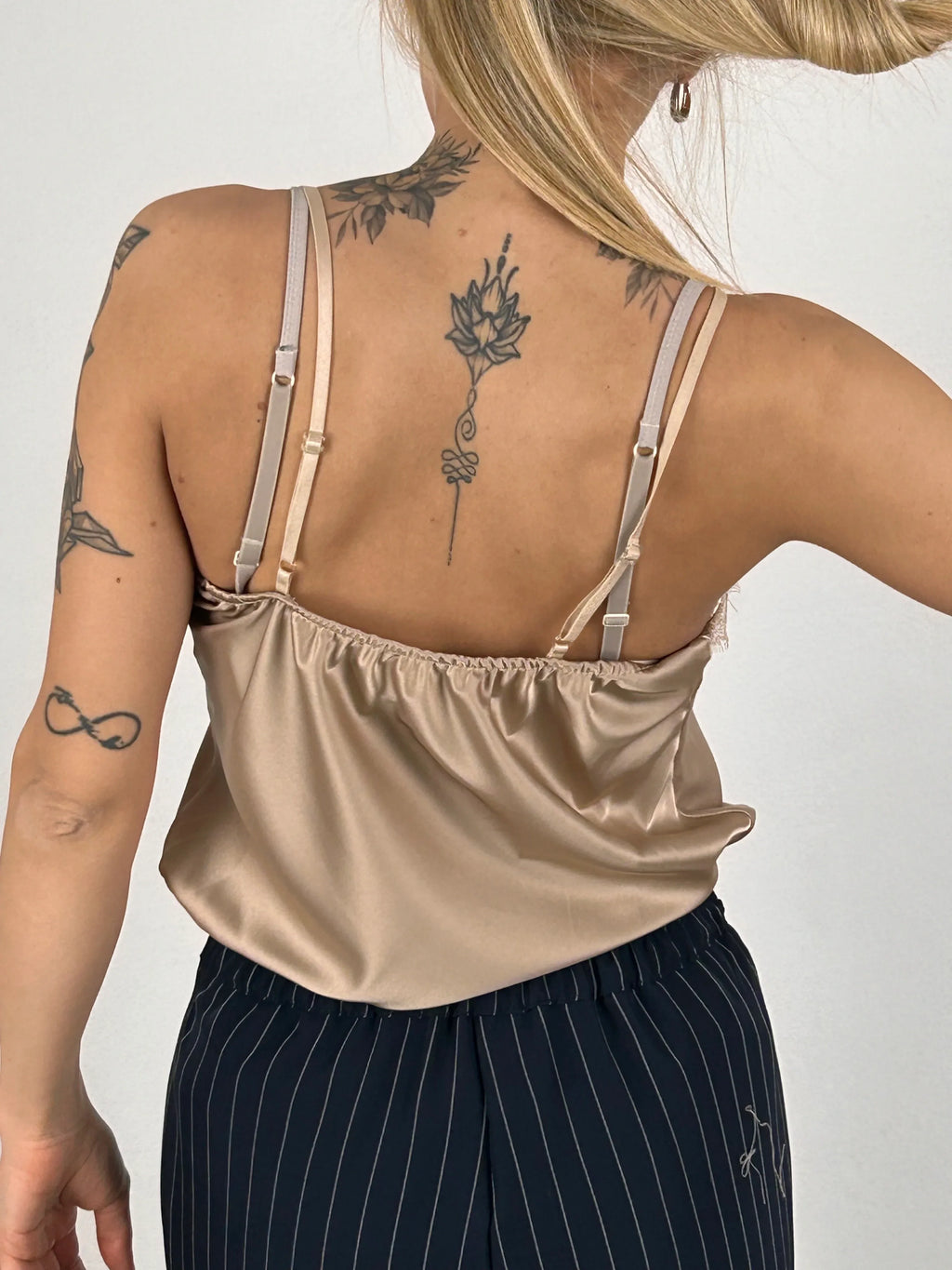  top donna in raso con dettaglio pizzo, stile elegante romantico.vista retro