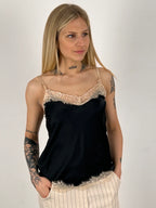  top donna in raso con dettaglio pizzo, stile elegante romantico.vista frontale


