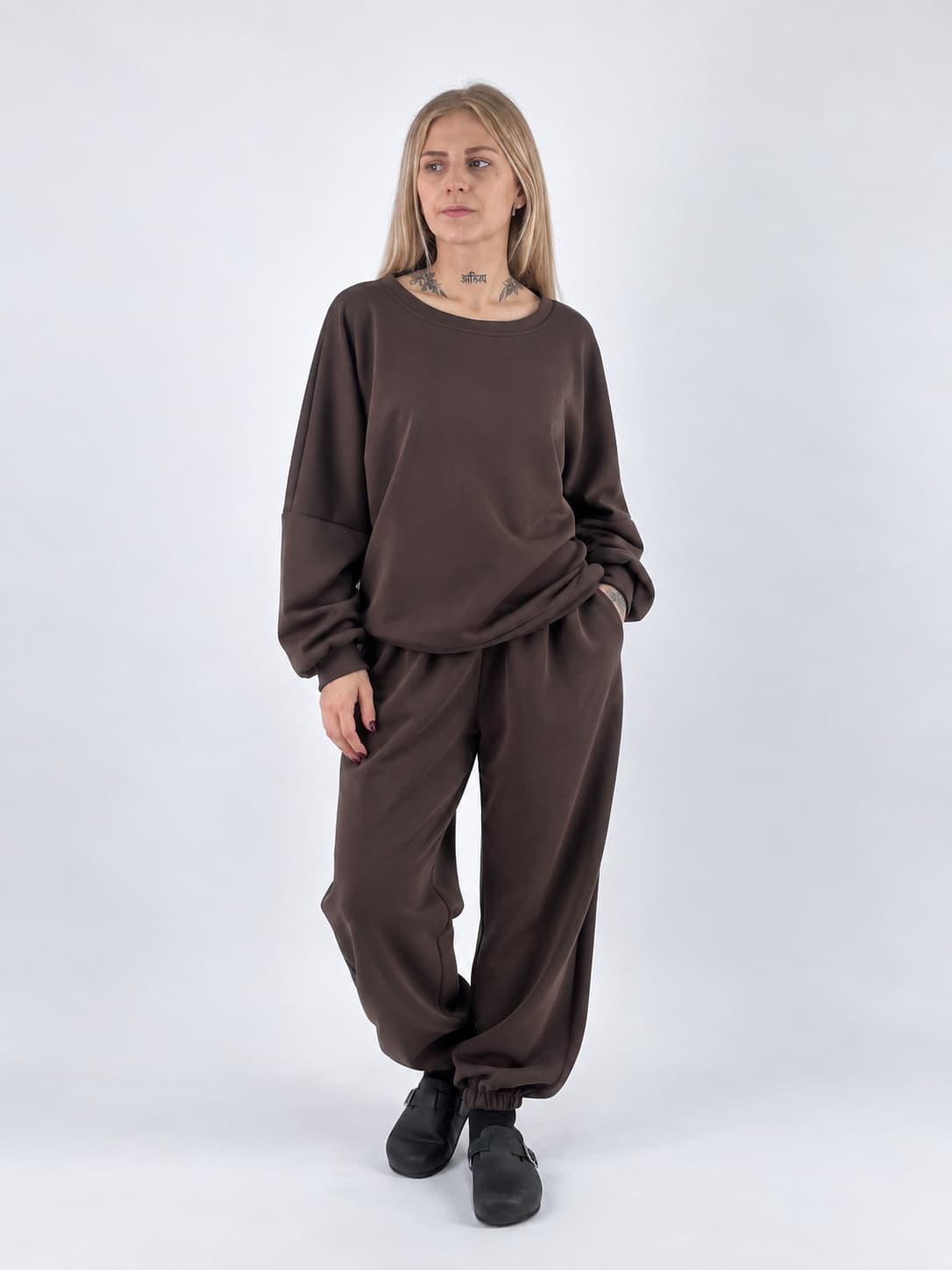 Completo donna con maglia ampia e pantalone con vita elasticizzata e fondo raccolto marrone - vista frontale