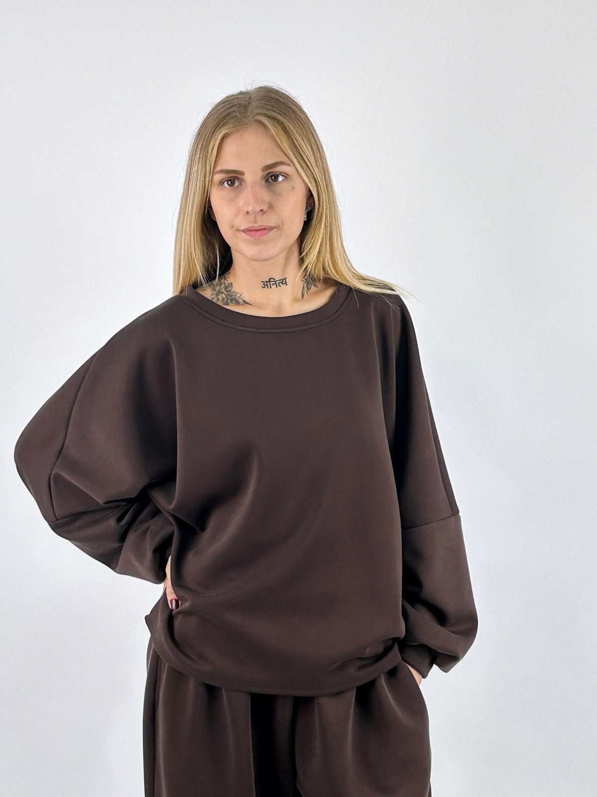 Completo donna con maglia ampia e pantalone con vita elasticizzata e fondo raccolto marrone - vista felpa frontale