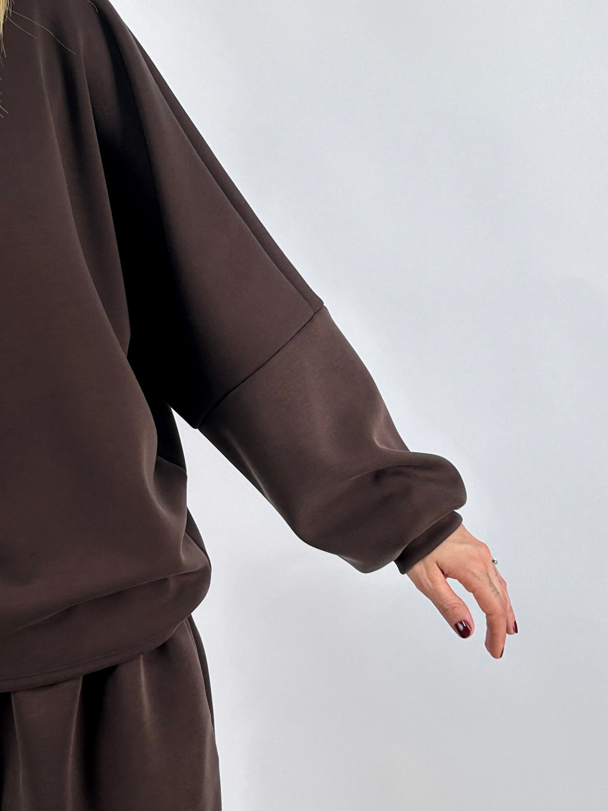 Completo donna con maglia ampia e pantalone con vita elasticizzata e fondo raccolto marrone - dettaglio manica
