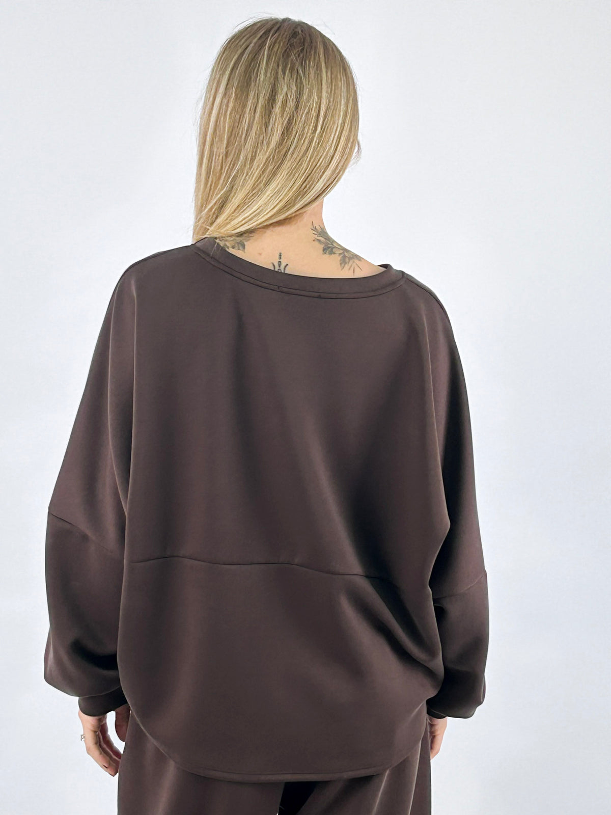 Completo donna con maglia ampia e pantalone con vita elasticizzata e fondo raccolto marrone - vista felpa dietro