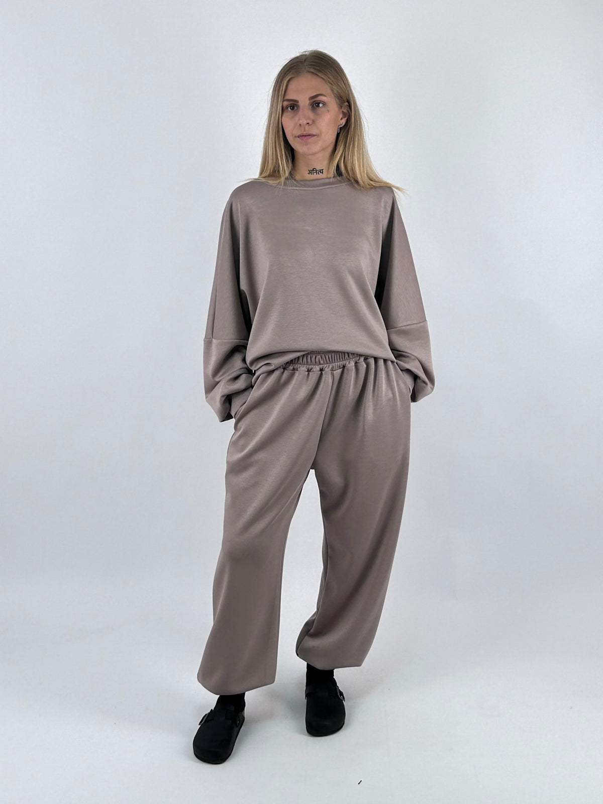 Completo donna con maglia ampia e pantalone con vita elasticizzata e fondo raccolto tortora - vista frontale