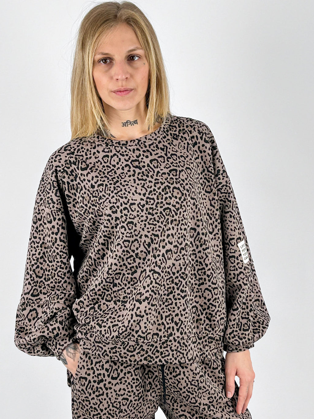Tuta Leo animalier, dettaglio felpa
