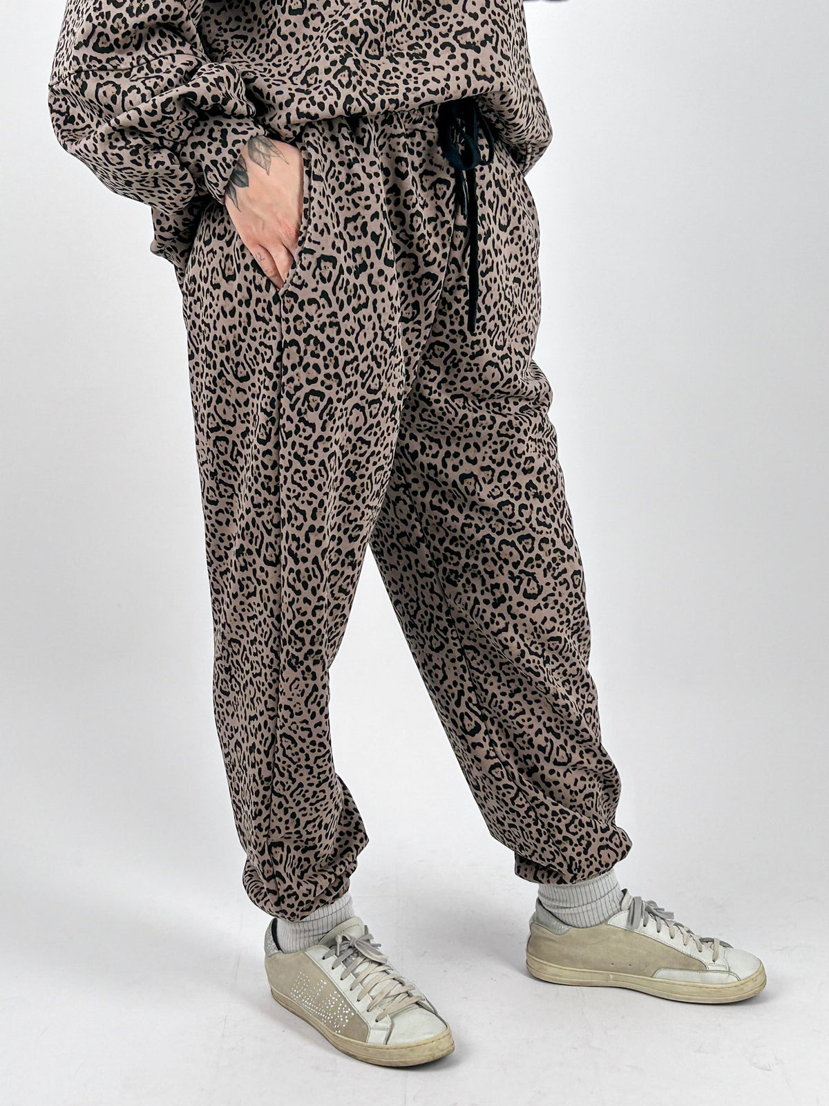 Tuta Leo animalier, dettaglio pantalone