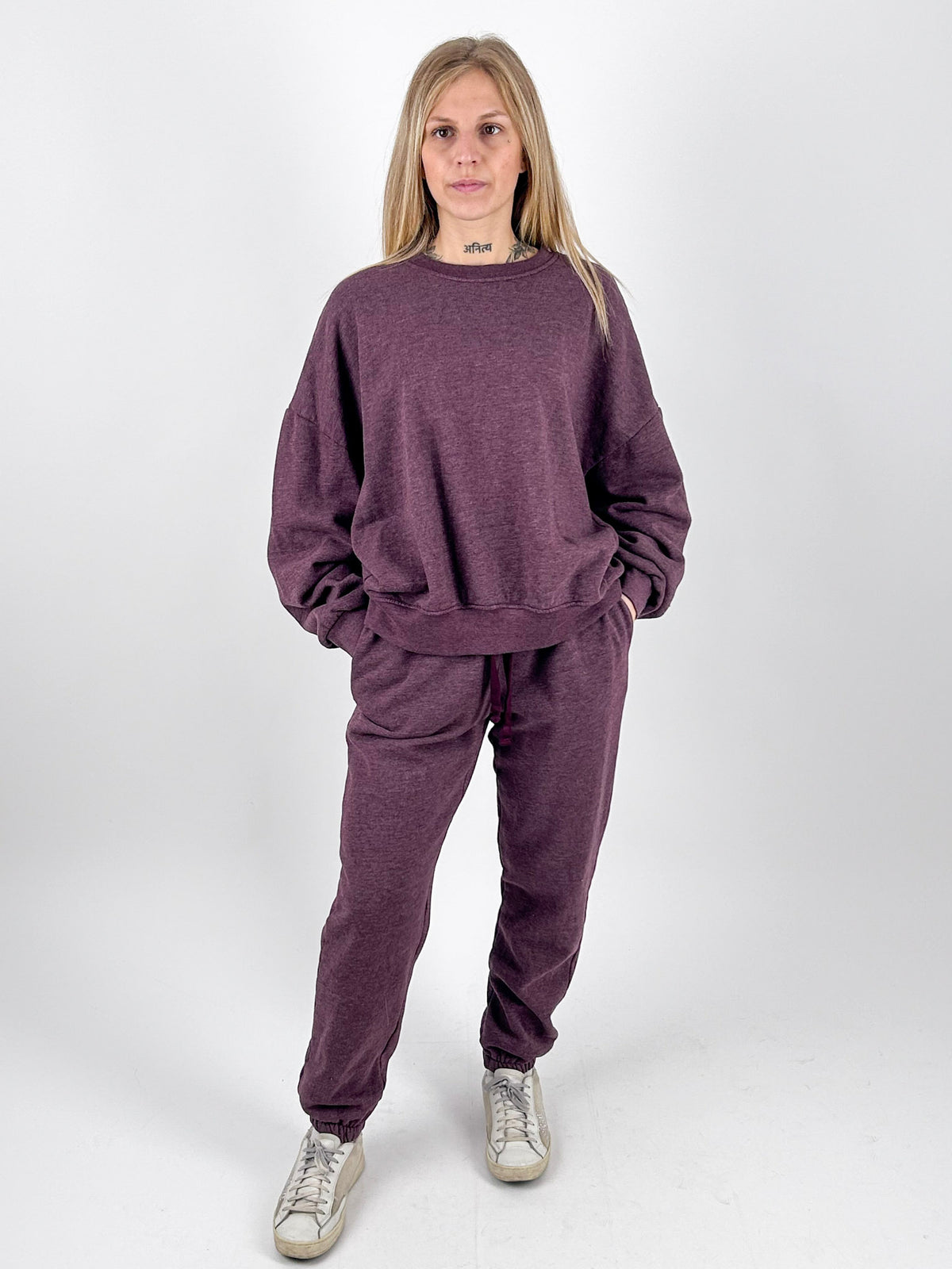 Tuta Soft bordeaux indossata, vista frontale